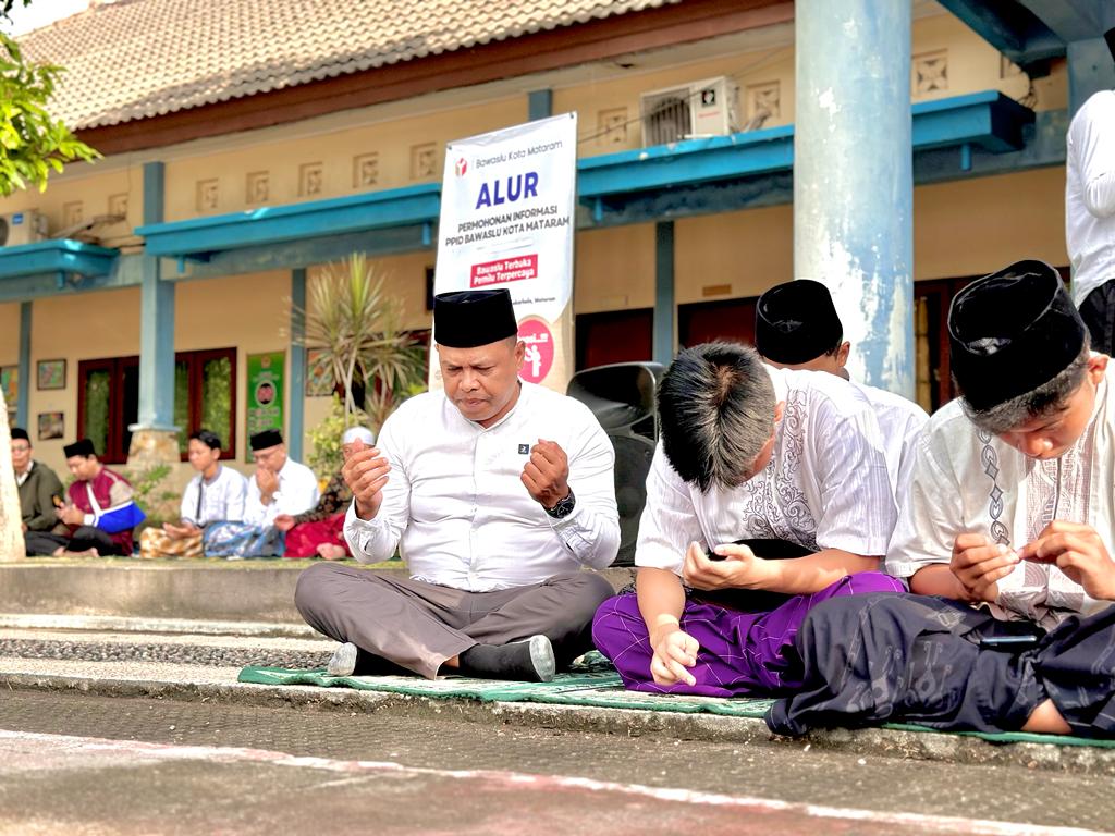 SMAN 7 Mataram Disambangi Bawaslu Kota Mataram dalam Kegiatan IMTAQ