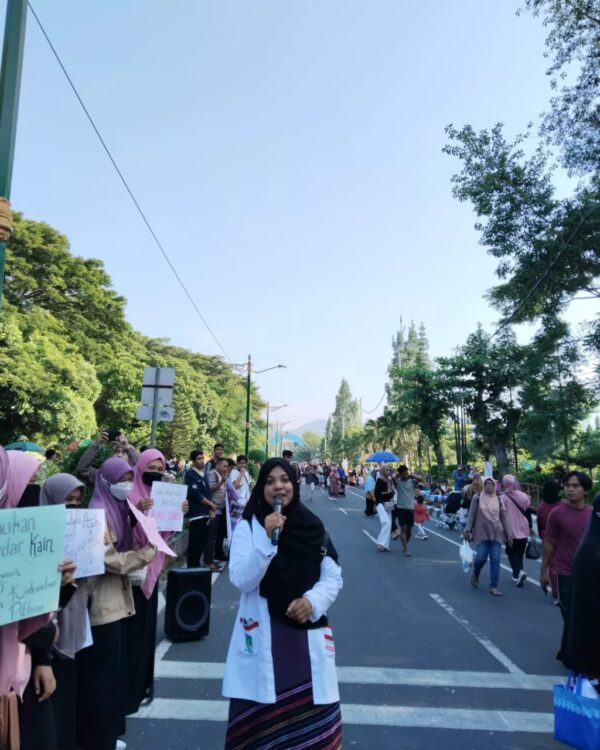 Perempuan KAMMI Mataram Meriahkan GEMAR di CFD Udayana