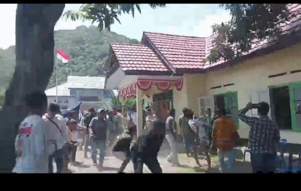 Ricuh, Kantor Camat Hu’u jadi Sasaran Massa Aksi