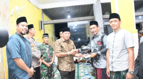 Pemda Lombok Utara Tutup Safari Ramadhan di Kecamatan Bayan Dengan Menyerahkan Bantuan