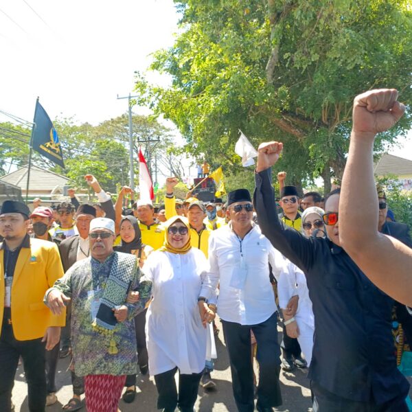 Ribuan massa mengantar Sumiatun -Ibnu Salim mendaftar Ke KPU Lombok Barat