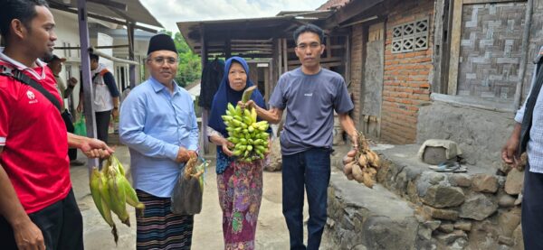 Penuh Haru Warga Sakra Timur Yang Menerima Rehab Rumah, Berikan SJP Hasil Kebun Berupa Jagung, Pisang dan Ubi